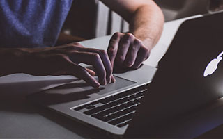 意甲媒体热议：德比之战最后时刻阿莱格里选择用巴特萨吉顶替埃斯图皮尼安首发，太对了